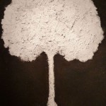 Arbre blanc sur fond noir